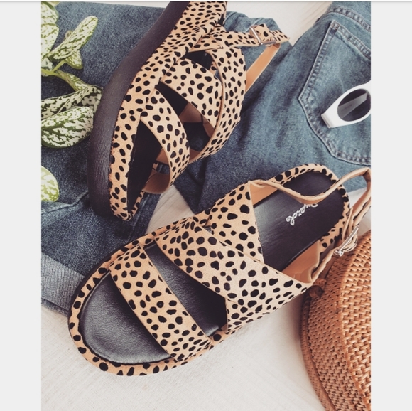 🚨//Summer Essentials// Leopard Sandal - Picture 3 of 8